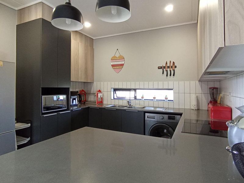 Chic 3 Bedroom Home in Lotus Gardens with Pets Allowed - Photo 9