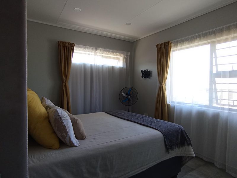 Chic 3 Bedroom Home in Lotus Gardens with Pets Allowed - Photo 8