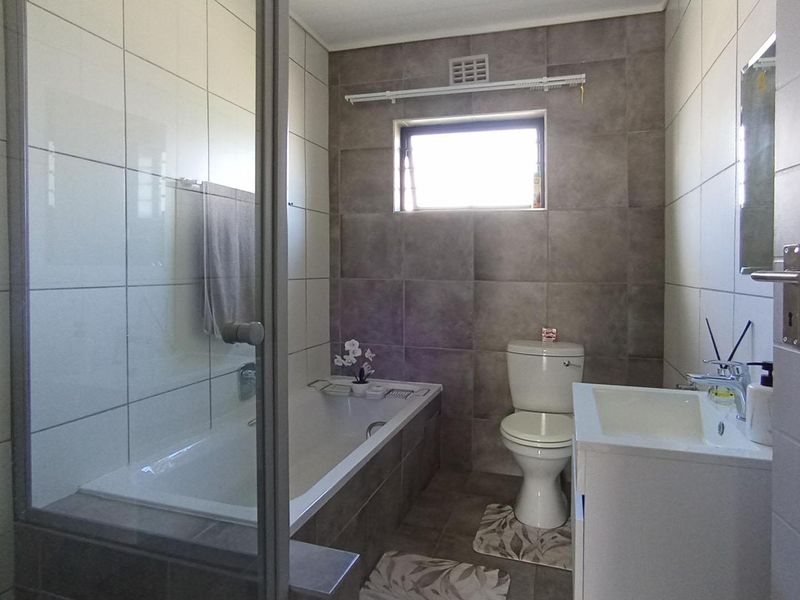 Chic 3 Bedroom Home in Lotus Gardens with Pets Allowed - Photo 6