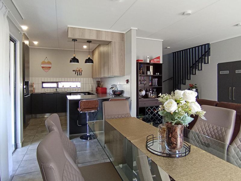 Chic 3 Bedroom Home in Lotus Gardens with Pets Allowed - Photo 4