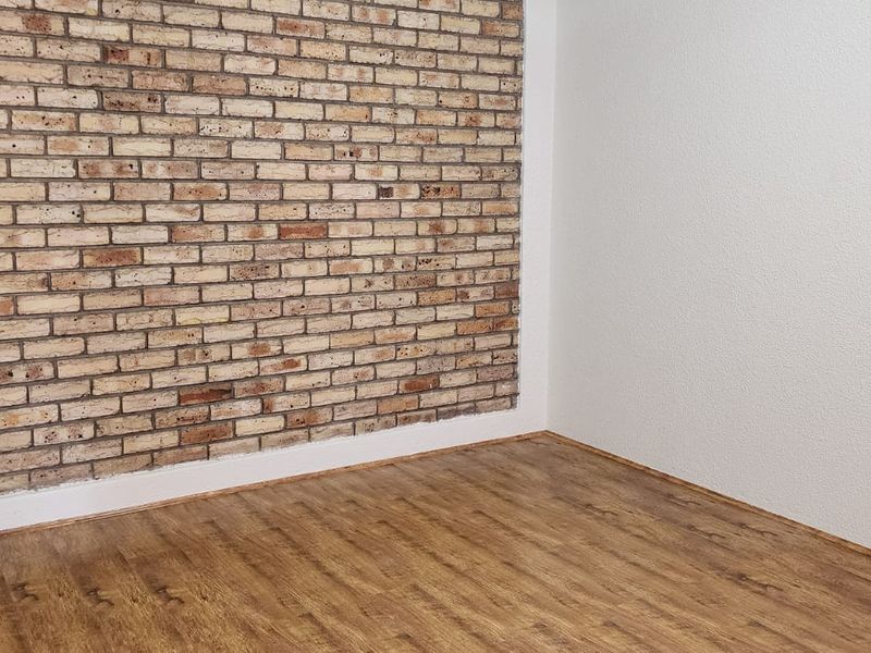 SPACIOUS 4-BEDROOM FAMILY HOME WITH FLAT & POOL! - Photo 2