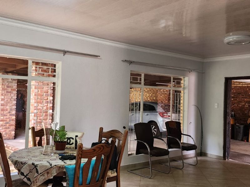 SPACIOUS 4-BEDROOM FAMILY HOME WITH FLAT & POOL! - Photo 4