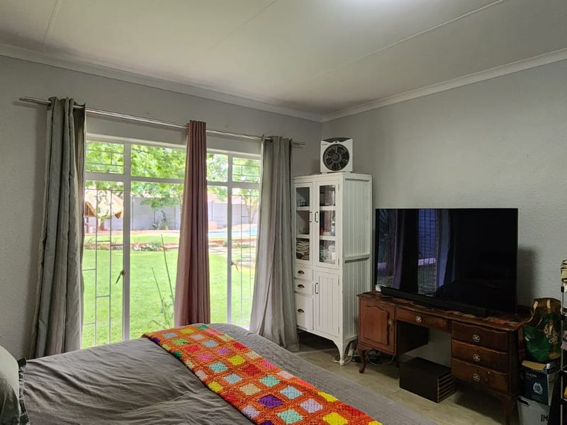 SPACIOUS 4-BEDROOM FAMILY HOME WITH FLAT & POOL! - Photo 10