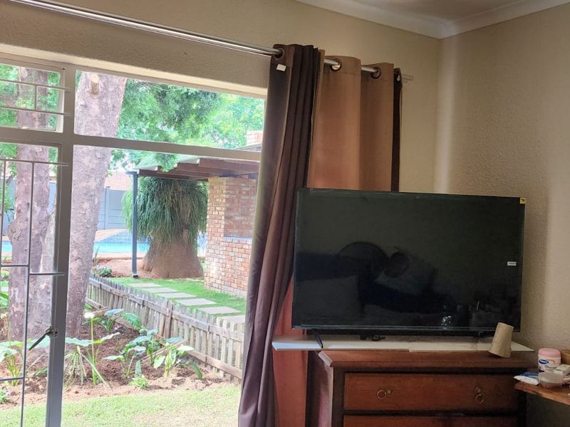 SPACIOUS 4-BEDROOM FAMILY HOME WITH FLAT & POOL! - Photo 7