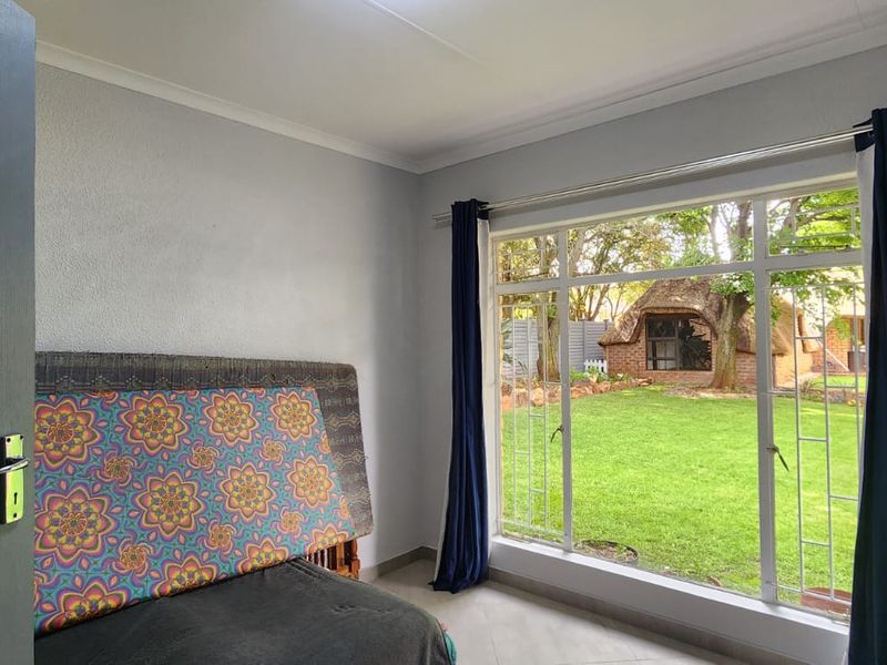 SPACIOUS 4-BEDROOM FAMILY HOME WITH FLAT & POOL! - Photo 9