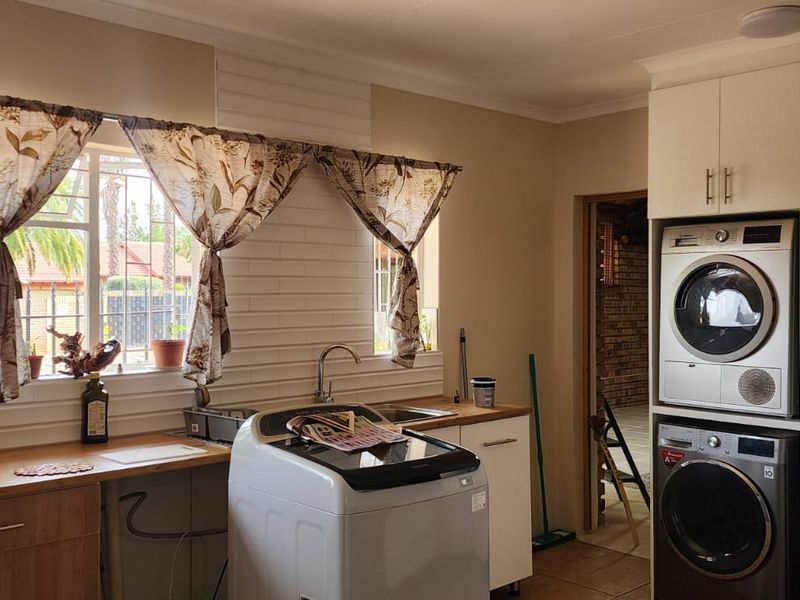 SPACIOUS 4-BEDROOM FAMILY HOME WITH FLAT & POOL! - Photo 6