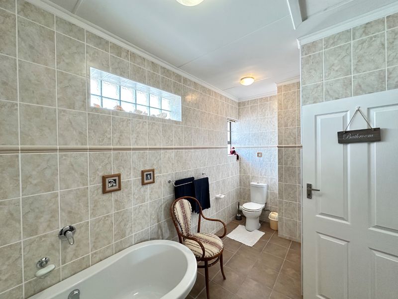 Family Holiday Home in Diaz Beach, Mossel Bay - Photo 10