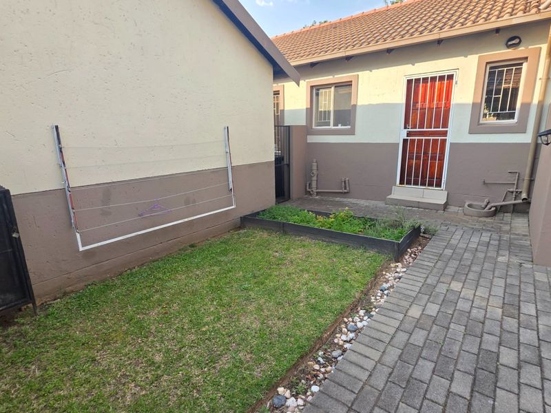 SECURE AND COMFORTABLE SIMPLEX LIVING IN A COMPLEX - Photo 5