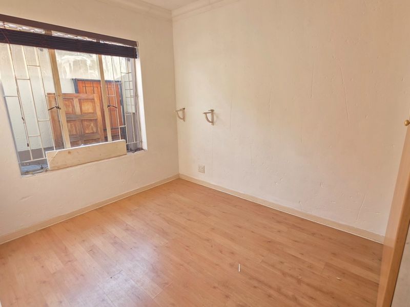 SECURE AND COMFORTABLE SIMPLEX LIVING IN A COMPLEX - Photo 7