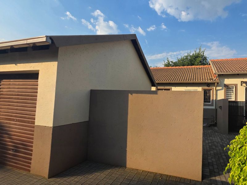 SECURE AND COMFORTABLE SIMPLEX LIVING IN A COMPLEX - Photo 4