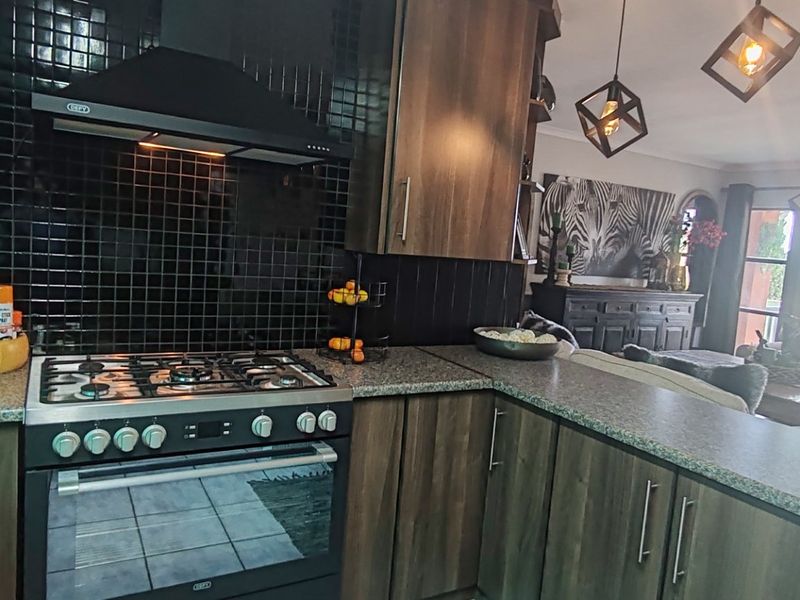 Spacious Heiderand Family Home with Pool and Flexible Braai Area - Photo 5