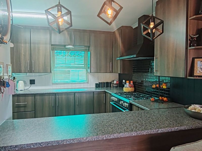 Spacious Heiderand Family Home with Pool and Flexible Braai Area - Photo 4