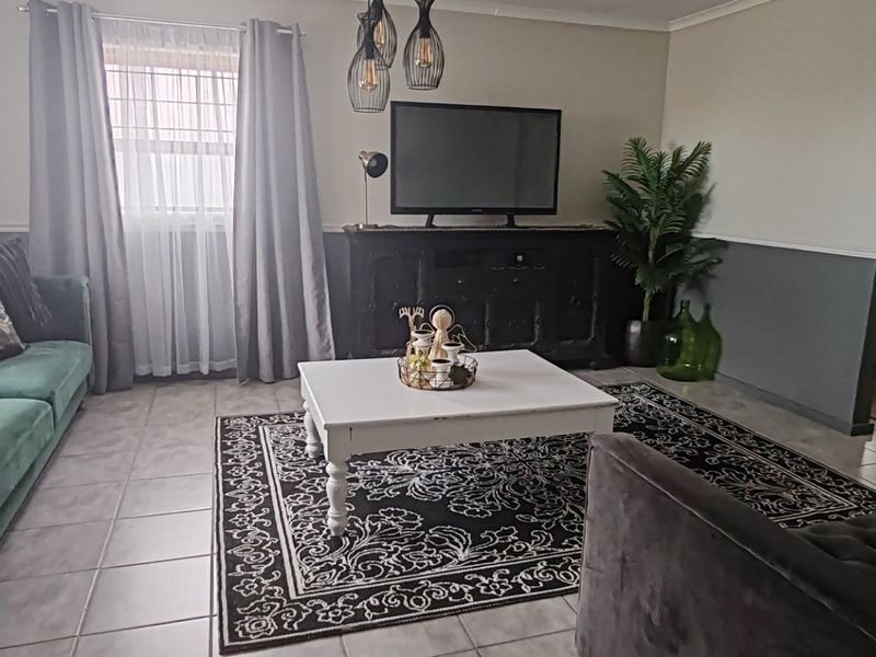 Spacious Heiderand Family Home with Pool and Flexible Braai Area - Photo 10