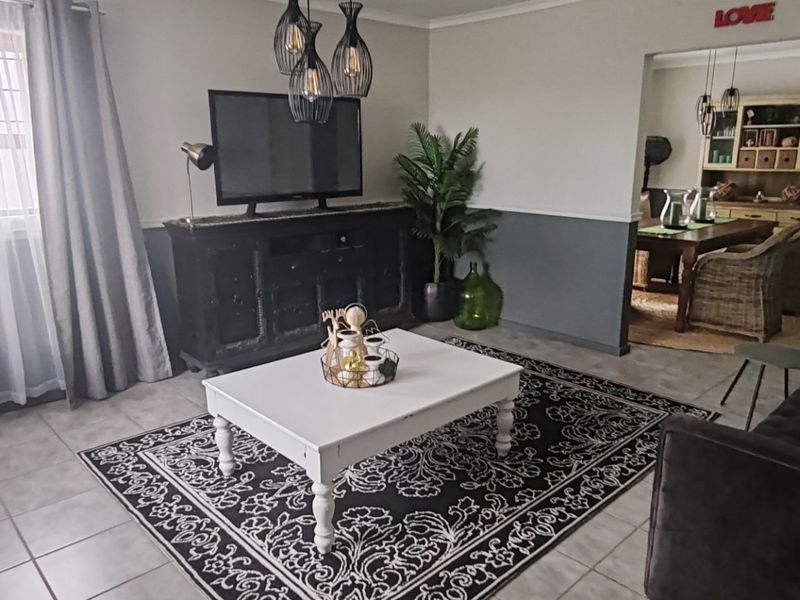 Spacious Heiderand Family Home with Pool and Flexible Braai Area - Photo 9