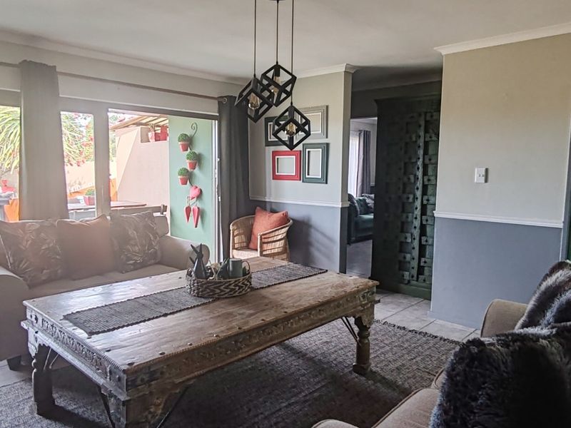 Spacious Heiderand Family Home with Pool and Flexible Braai Area - Photo 8