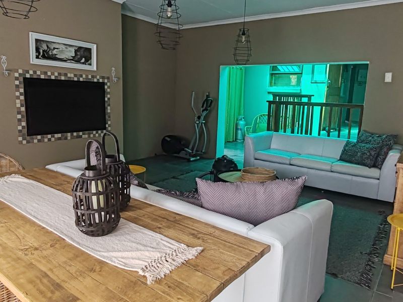 Spacious Heiderand Family Home with Pool and Flexible Braai Area - Photo 7