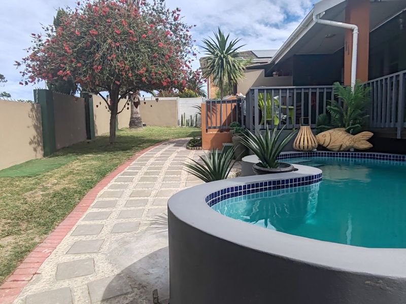 Spacious Heiderand Family Home with Pool and Flexible Braai Area - Photo 2