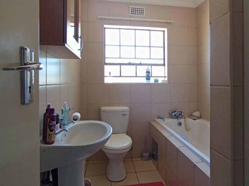 3 bedrooms house for SALE IN CLAYVILLE – R1,330,000! - Photo 8