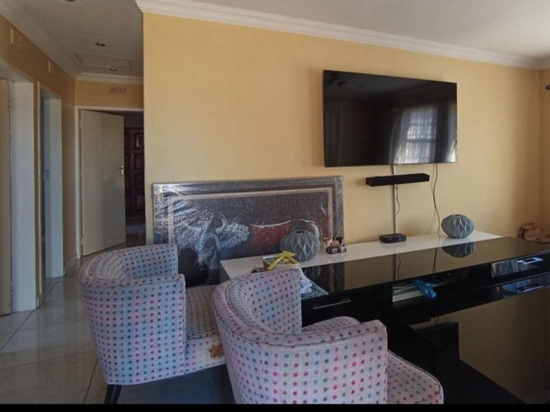 3 bedrooms house for SALE IN CLAYVILLE – R1,330,000! - Photo 3