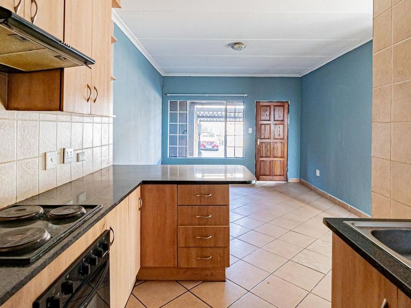 A 2 Bedroom ground floor Unit in Security Complex for Sale - Photo 2