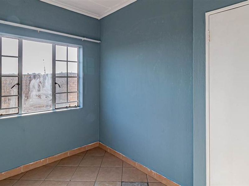 A 2 Bedroom ground floor Unit in Security Complex for Sale - Photo 5