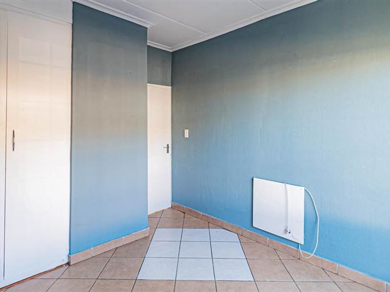 A 2 Bedroom ground floor Unit in Security Complex for Sale - Photo 4