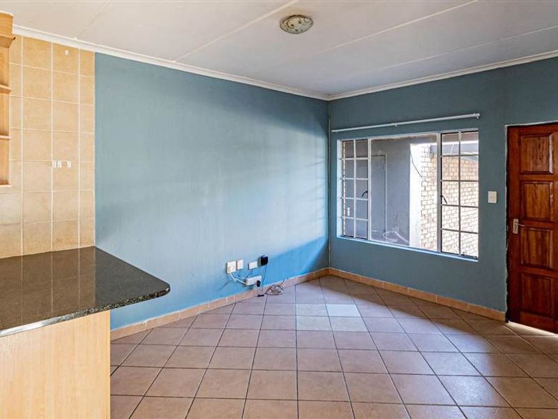 A 2 Bedroom ground floor Unit in Security Complex for Sale - Photo 3