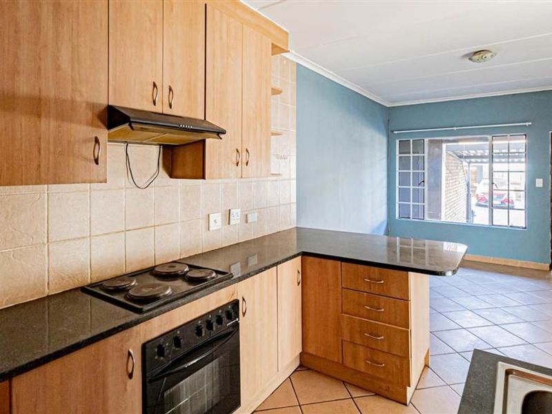 A 2 Bedroom ground floor Unit in Security Complex for Sale - Photo 7