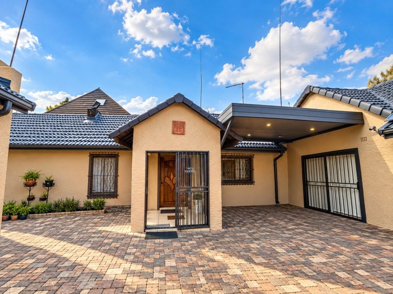 An Exceptional Private Lifestyle & Entertainment Estate in Parkrand Manor. - Photo 3