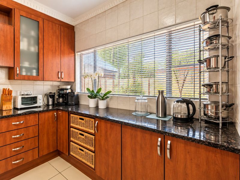An Exceptional Private Lifestyle & Entertainment Estate in Parkrand Manor. - Photo 7