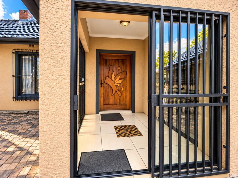 An Exceptional Private Lifestyle & Entertainment Estate in Parkrand Manor. - Photo 4