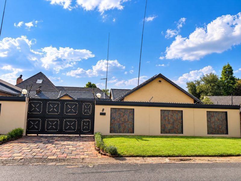 An Exceptional Private Lifestyle & Entertainment Estate in Parkrand Manor. - Photo 2