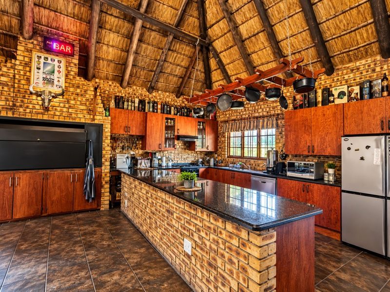 An Exceptional Private Lifestyle & Entertainment Estate in Parkrand Manor. - Photo 10