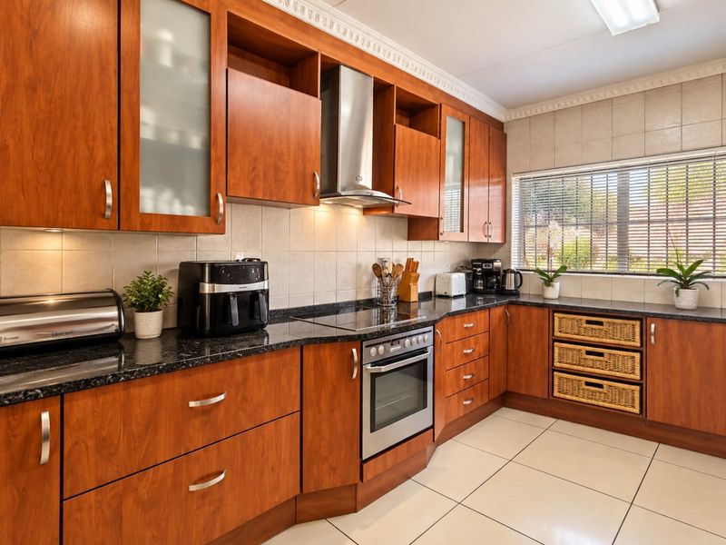 An Exceptional Private Lifestyle & Entertainment Estate in Parkrand Manor. - Photo 6