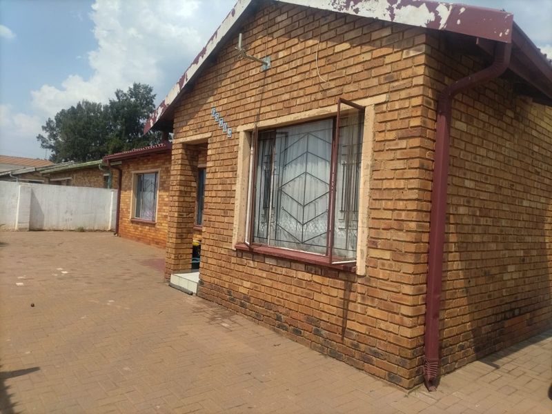 3 bedroom house with 4  rooms to let - Photo 3