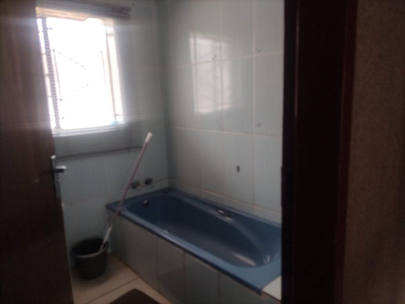 3 bedroom house with 4  rooms to let - Photo 10