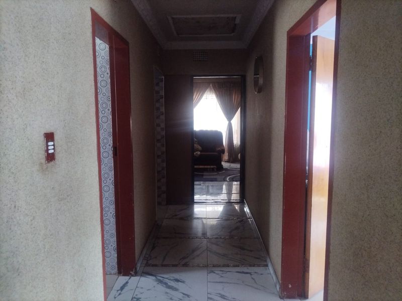 3 bedroom house with 4  rooms to let - Photo 8