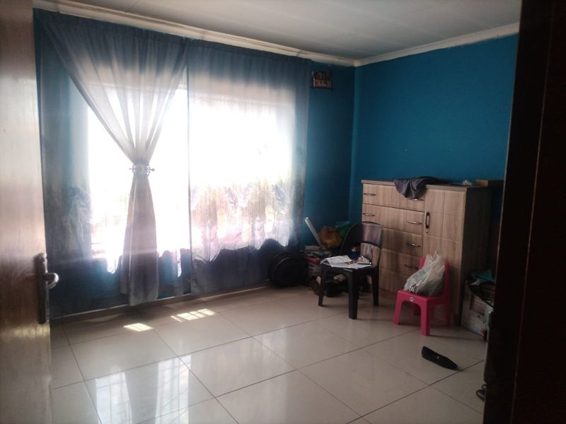 3 bedroom house with 4  rooms to let - Photo 9