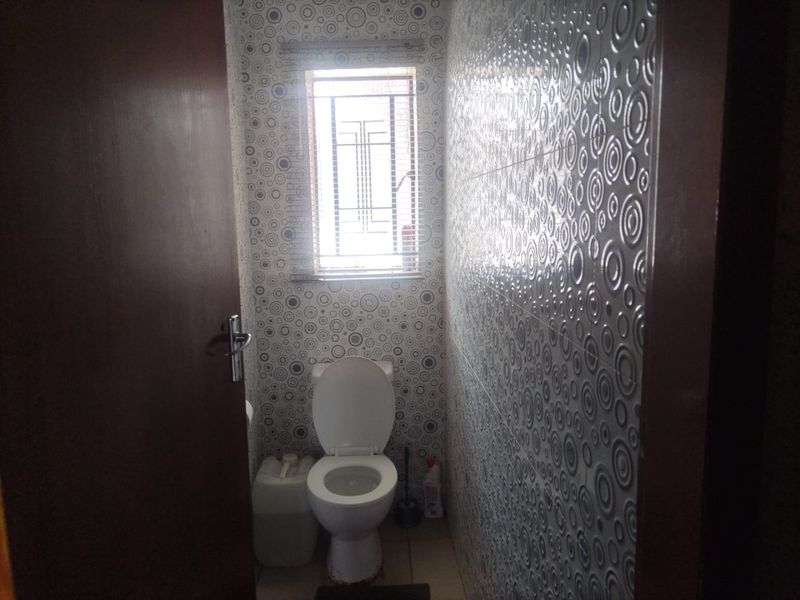3 bedroom house with 4  rooms to let - Photo 7
