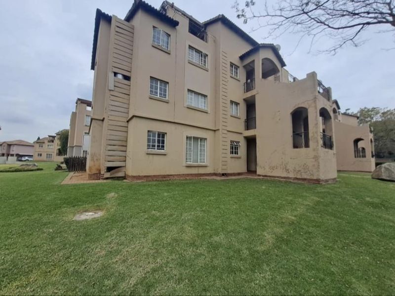 3-BEDROOM GROUND-FLOOR GEM | CASTLEVIEW* - Photo 2