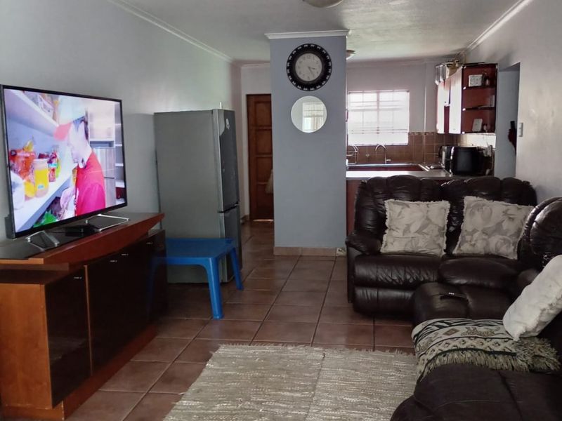 3-BEDROOM GROUND-FLOOR GEM | CASTLEVIEW* - Photo 4