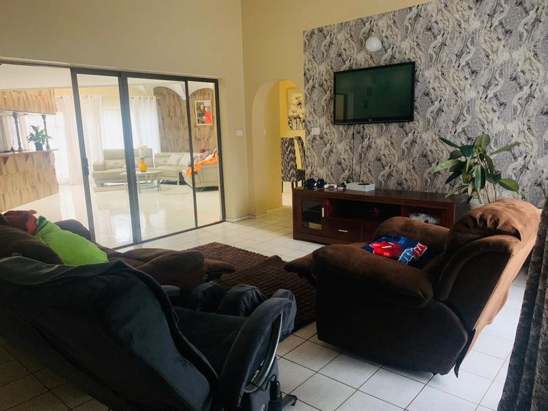 4 Bed 3Bath house for Sale in Norkem Park  - Photo 4