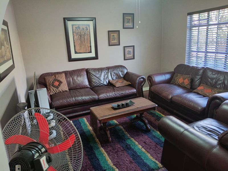   Spacious 3 Bedroom House for sale in Dorandia!! - Photo 4