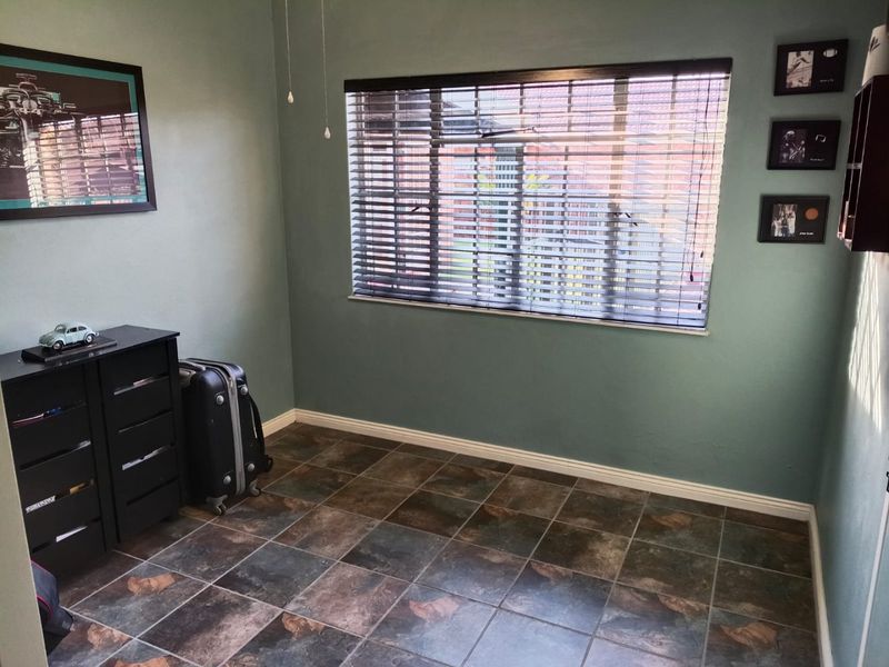   Spacious 3 Bedroom House for sale in Dorandia!! - Photo 5
