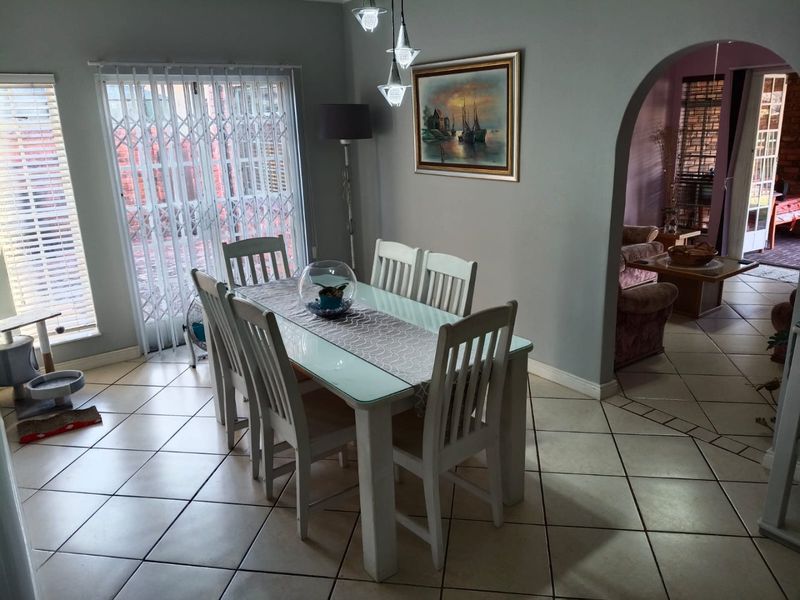   Spacious 3 Bedroom House for sale in Dorandia!! - Photo 3