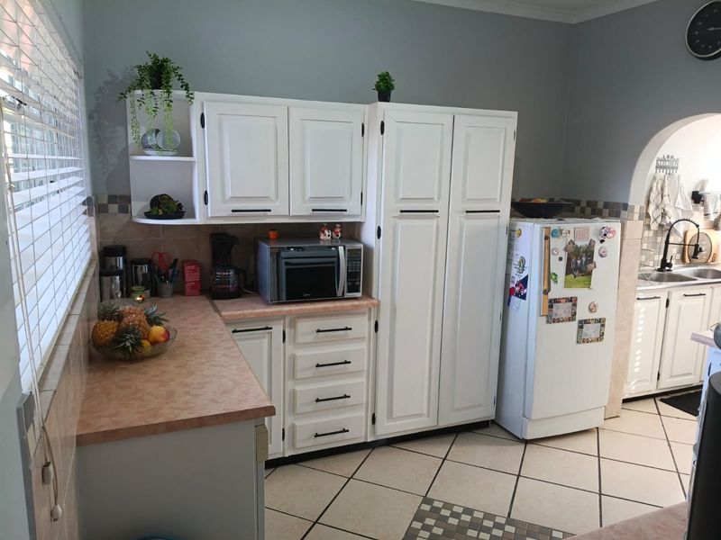   Spacious 3 Bedroom House for sale in Dorandia!! - Photo 2