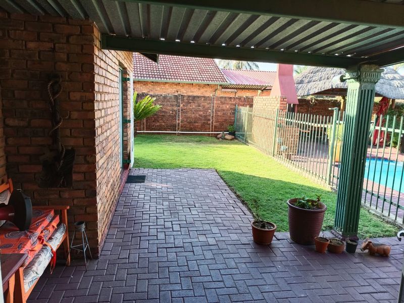   Spacious 3 Bedroom House for sale in Dorandia!! - Photo 10
