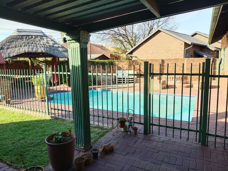   Spacious 3 Bedroom House for sale in Dorandia!! - Photo 9