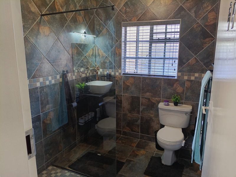   Spacious 3 Bedroom House for sale in Dorandia!! - Photo 8