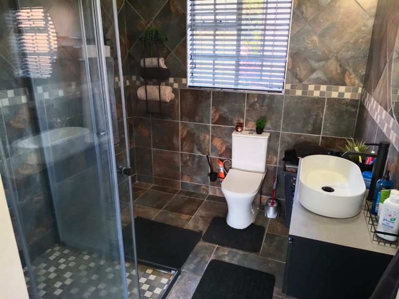   Spacious 3 Bedroom House for sale in Dorandia!! - Photo 7
